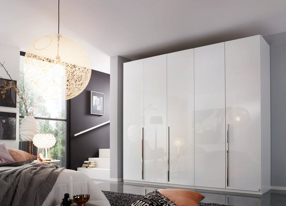 5-türiger Kleiderschrank Montclar - Drehtürenschrank mit integrierten Schubkasteneinsatz, Innenspiegel und Wäscheeinteilung von Rauch