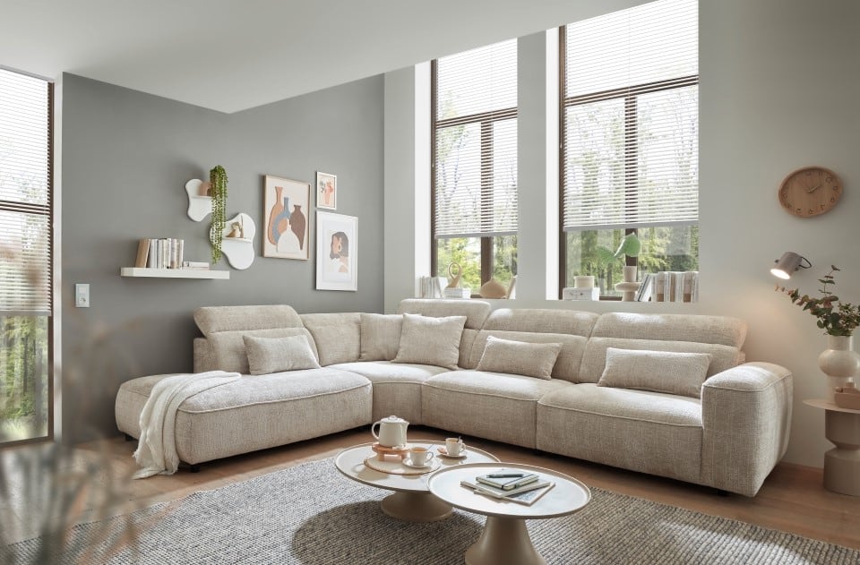 Ecksofa Mansfield Farbe taupe mit 5-fach verstellbaren Kopflehnen und Mikrofaser-Chenille-Bezug – ED Exciting Design
