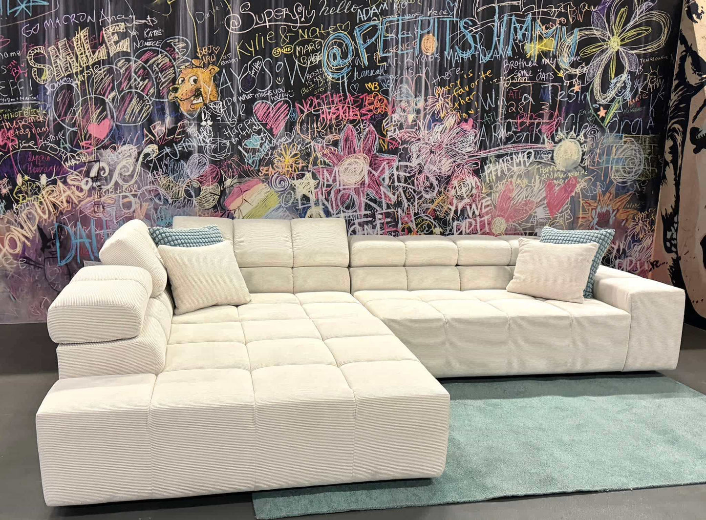 Stilvolles Ecksofa Belluno in Feincord Snow mit verstellbaren Kopflehnen