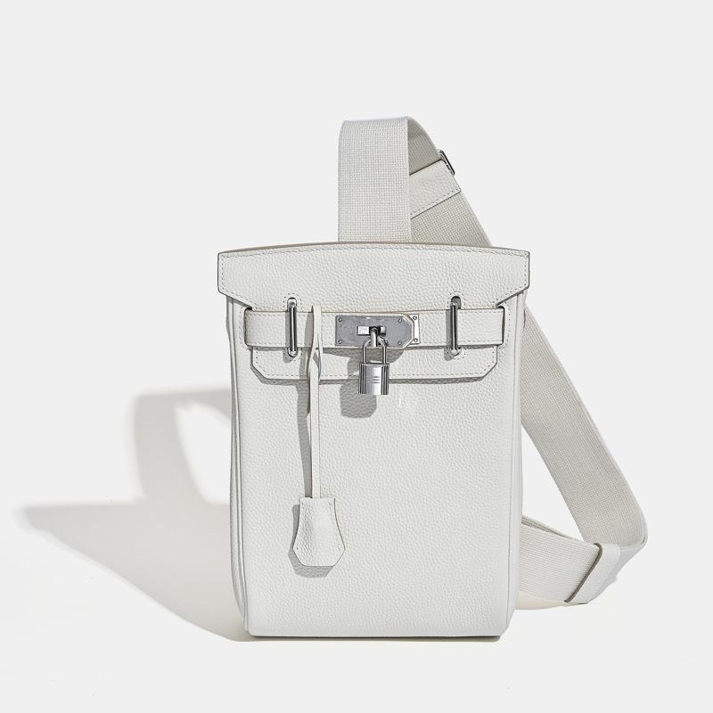 2025 neue Unisex Top Layer Rindsleder Brusttasche Umhängetasche aus echtem Leder Rucksack mit Schloss hängende Dekoration 17 x 8 x 27CM+silver buckle weiß