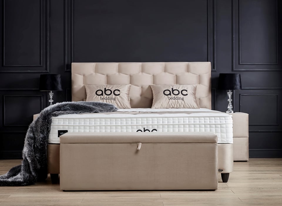 Entdecken Sie das Boxspringbett Palermo von ABC Bedding: Luxuriöser Schlafkomfort in Beige, wählbar in 2 Größen mit integriertem Bettkasten und Mikrofaserbezug