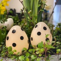 LED-Ostereier in Weiß mit schwarzen Punkten (2 Stück)