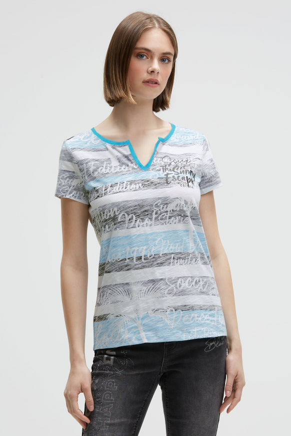 SOCCX V-Shirt mit All-Over-Streifen- und Logo-Prints