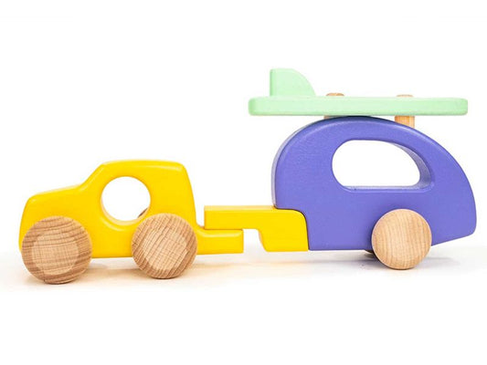 BAJO 4WD Auto mit Camper und Surfbrett