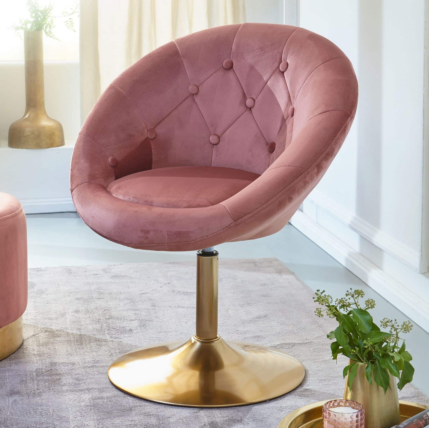 Chesterfield Eleganz in Rosa und Gold: Gemütlicher Loungesessel mit 360° Drehfunktion und Stabilem Trompetenfuß – Möbel online kaufen bei Myhomelando mit Ratenzahlungsoption und kostenloser Lieferung