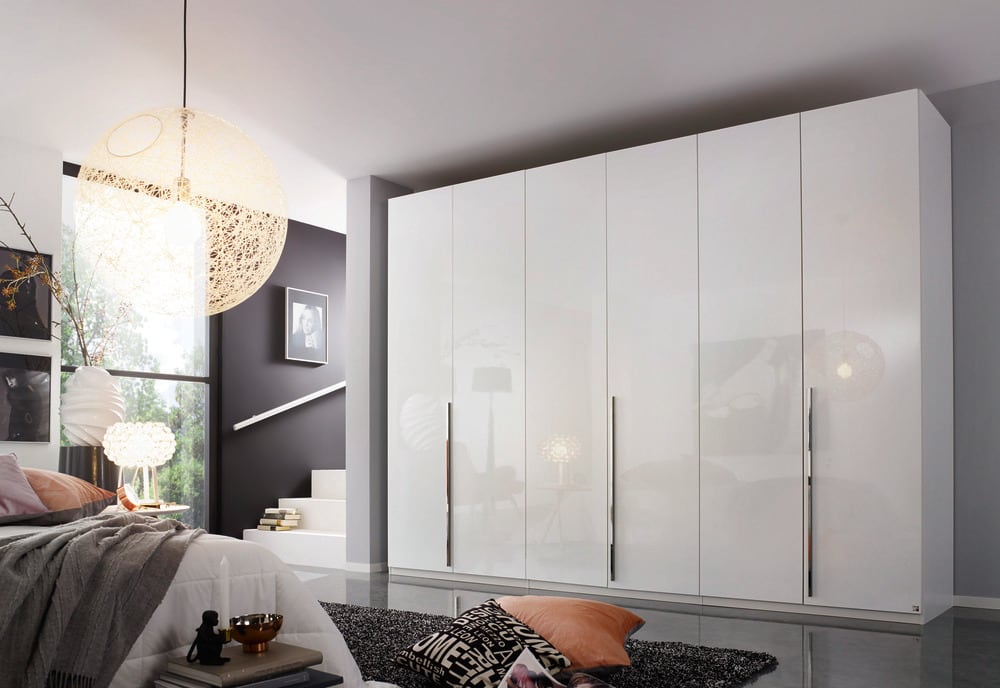 6-türiger Kleiderschrank Montclar - Drehtürenschrank von Rauch in Hochglanz Weiß/Alpinweiß mit Schubkasteneinsatz, Innenspiegel und Wäscheeinteilung aus Holzwerkstoff