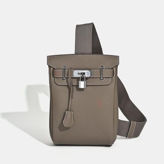 2025 neue Unisex Top Layer Rindsleder Brusttasche Umhängetasche aus echtem Leder Rucksack mit Schloss hängende Dekoration 17 x 8 x 27CM+silver buckle dunkelgrau