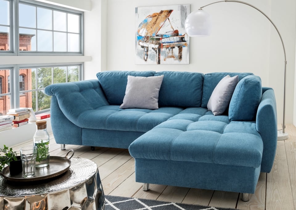 Stylisches Ecksofa Agira von Benformato mit Schlaffunktion, verschiedene Farben, gemütliche Rückenkissen, hochwertige Wellenunterfederung