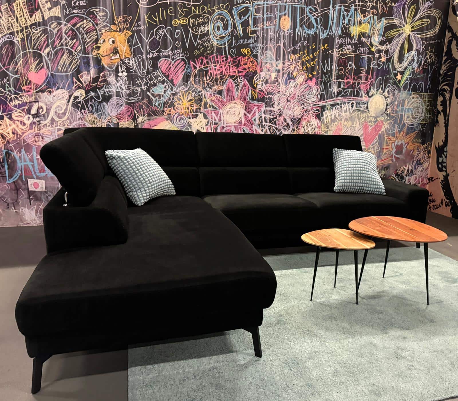 Ecksofa Collar  – Schwarzer Minimalismus, der maximalen Komfort bietet