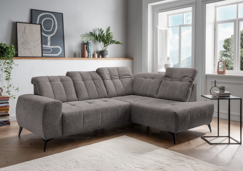 Ecksofa Sano von Benformato – Beidseitig bestellbar, Corto Stoff, Elektrofunktion &amp; verstellbare Kopflehnen