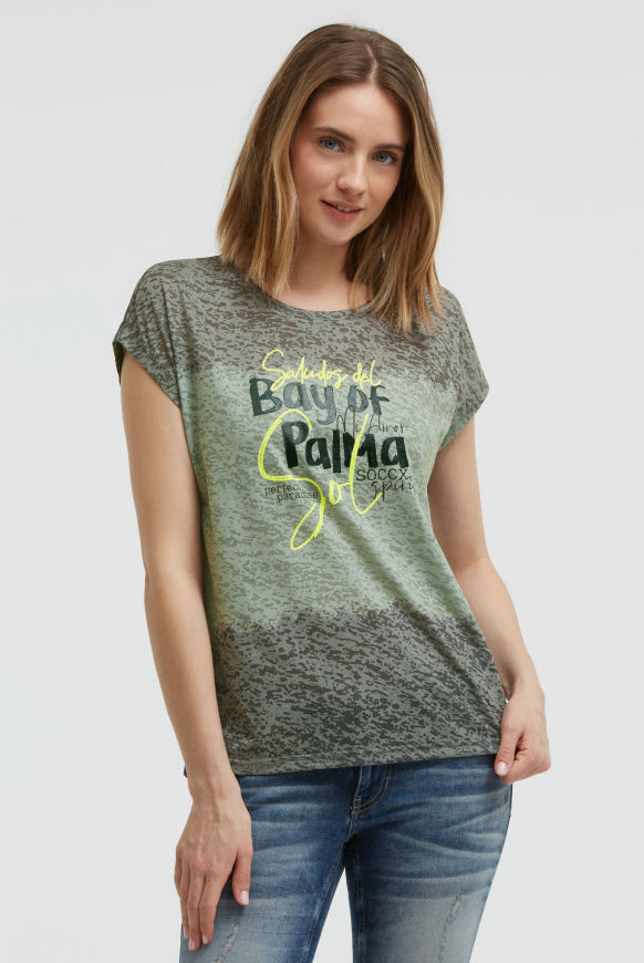 SOCCX Ausbrenner-Shirt mit All Over Print und Artwork - desert olive