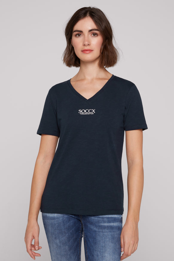 SOCCX Basic T-Shirt mit V-Ausschnitt und Logo