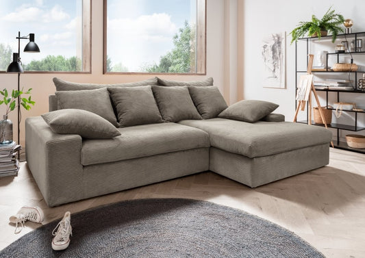 Ecksofa Avellino von Benformato: Stilvolles und komfortables Breitcord-Sofa mit losen Rückenkissen und beidseitiger Montageoption - erhältlich in Grau, Grau-Braun und Moosgrün