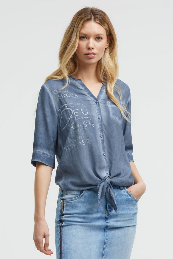 SOCCX Bluse Kurzarm mit Knotensaum und Print