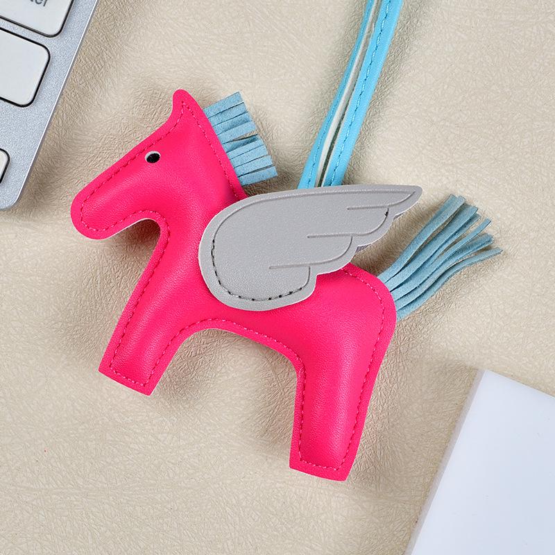 Schlüsselanhänger mit Quastenanhänger mit Pegasus-Pony – süßer Cartoon-Charm aus Leder in Kontrastfarbe