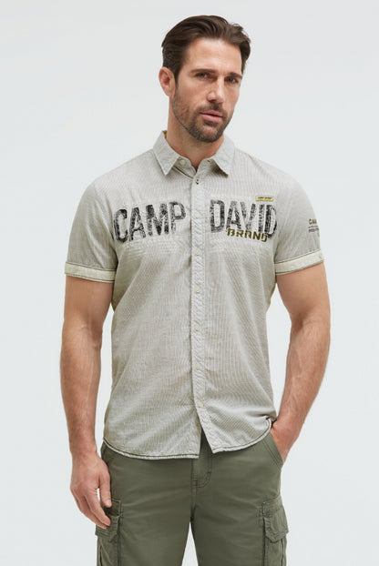 CAMP DAVID Gestreiftes Kurzarmhemd mitLogo Artwork - green olive