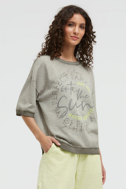 SOCCX Kurzarm-Sweatshirt mit Glitter-Puffprint - desert olive