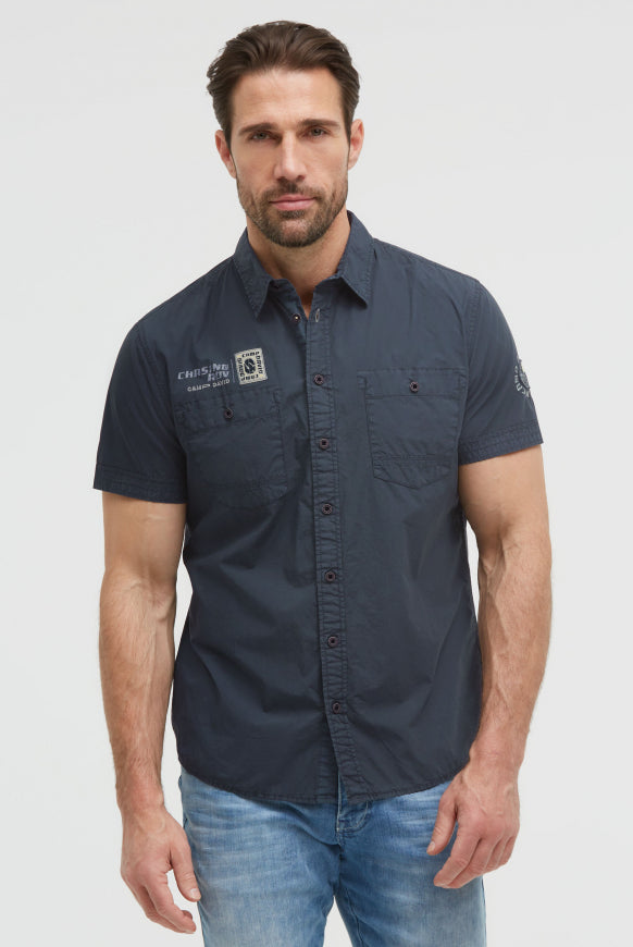 CAMP DAVID Kurzarmhemd mit Brusttaschen undBackprint - faded navy