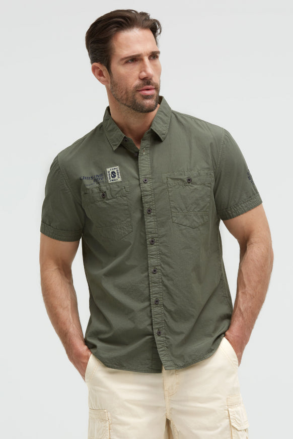 CAMP DAVID Kurzarmhemd mit Brusttaschen und Backprint - green olive
