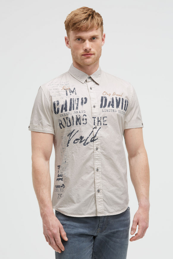 CAMP DAVID Kurzarmhemd mit Label Prints und Stickereien - ash