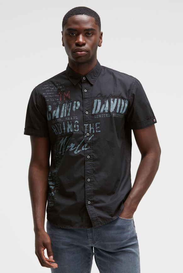 CAMP DAVID Kurzarmhemd mit Label Prints und Stickereien - black