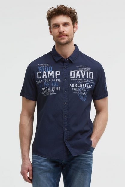 CAMP DAVID Kurzarmhemd mit Webstreifen und Artworks - blue navy