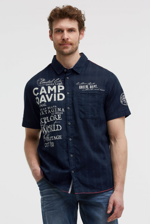 CAMP DAVID Kurzarmhemd mit Webstruktur und Logo Prints