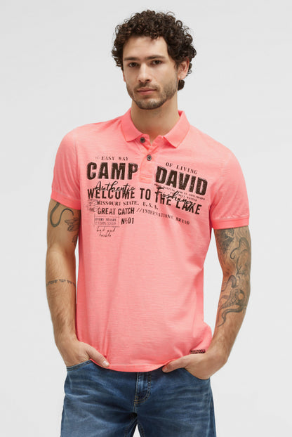CAMP DAVID Kurzarmpolo Oil Dyed mit Logo Print - neon flame