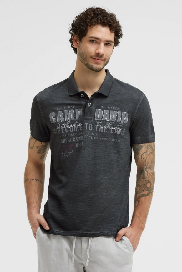 CAMP DAVID Kurzarmpolo Oil Dyed mit Logo Print - black