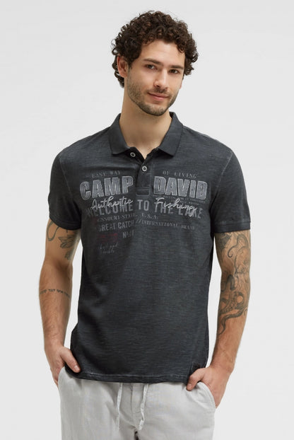 CAMP DAVID Kurzarmpolo Oil Dyed mit Logo Print - black