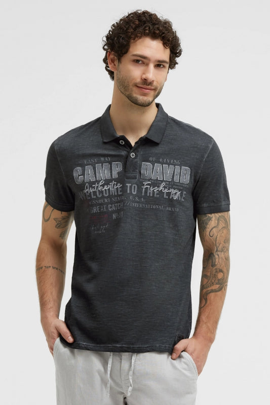 CAMP DAVID Kurzarmpolo Oil Dyed mit Logo Print - black
