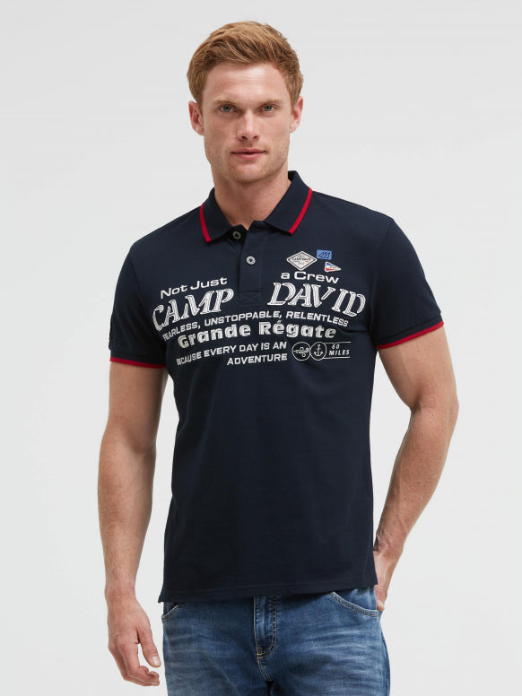 CAMP DAVID Kurzarmpolo Pikee mit Logo-Applikationen - blue navy