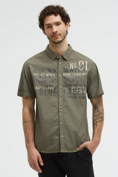 CAMP DAVID Leichtes Kurzarmhemd mit Label Prints - desert olive