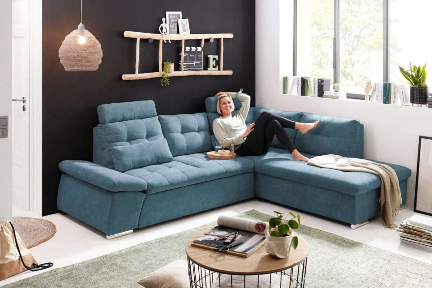 Entdecken Sie zeitlose Eleganz: Das Nalo Schlafsofa von ED Exciting Design mit verstellbaren Armlehnen und Bettkasten