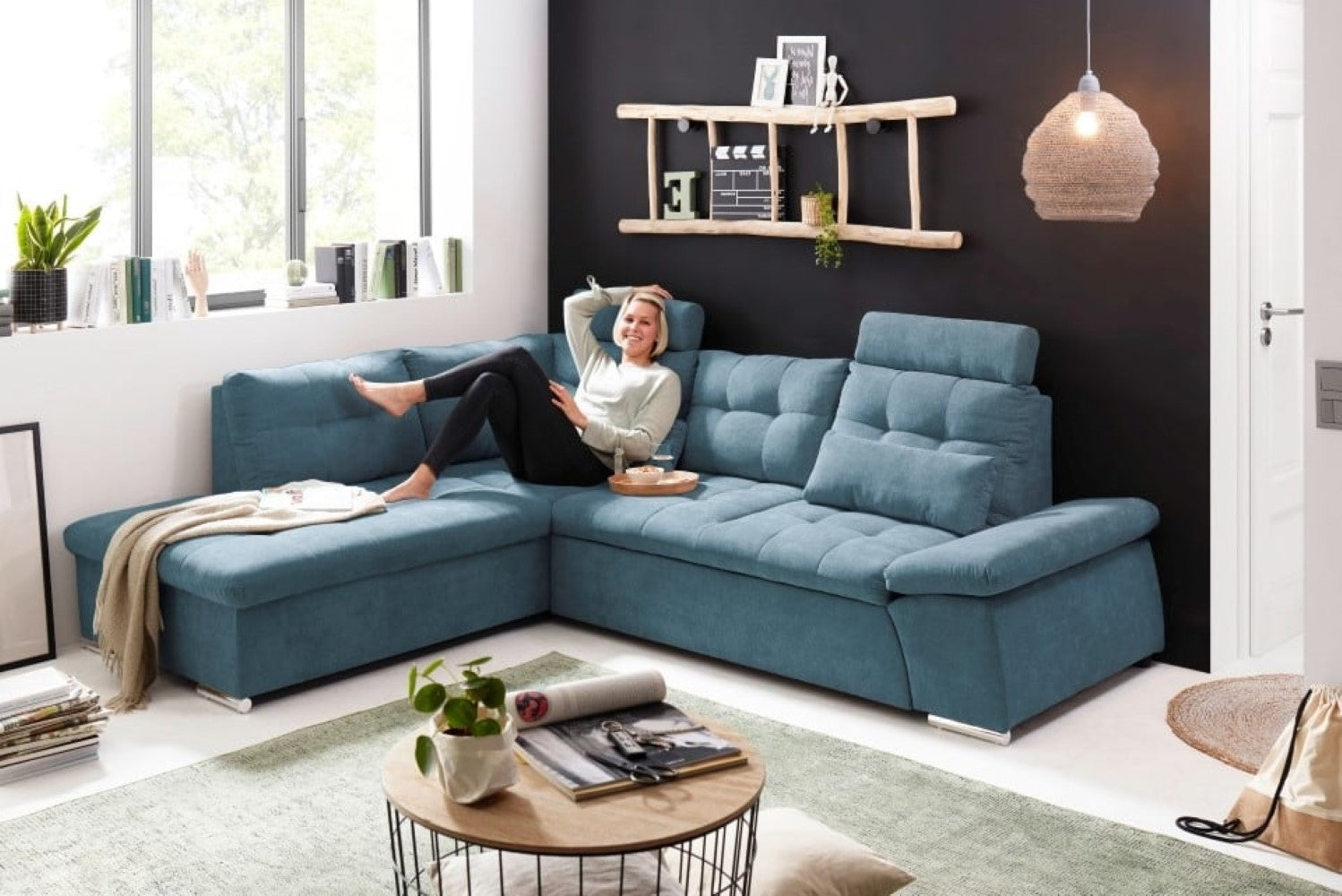 Entdecken Sie zeitlose Eleganz: Das Nalo Schlafsofa von ED Exciting Design mit verstellbaren Armlehnen und Bettkasten