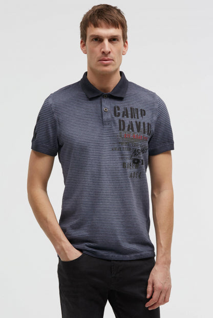 CAMP DAVID Polo mit Streifenstruktur und Label Prints - blue grey