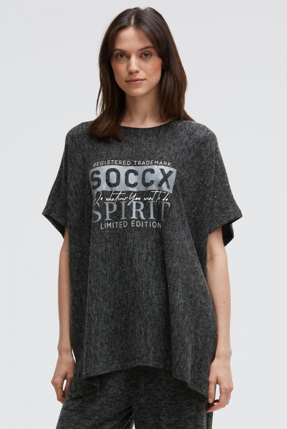 SOCCX Poncho aus Flauschstrick mit Glimmer Print