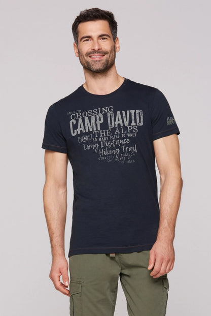 CAMP DAVID Rundhalsshirt mit Label Prints - deep water