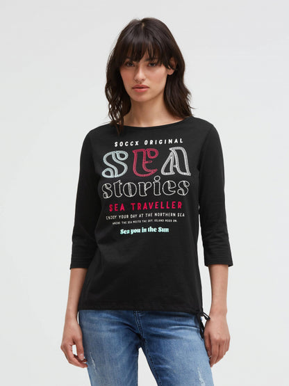 SOCCX Shirt mit U-Boot-Ausschnitt, Artwork und Saumband - black