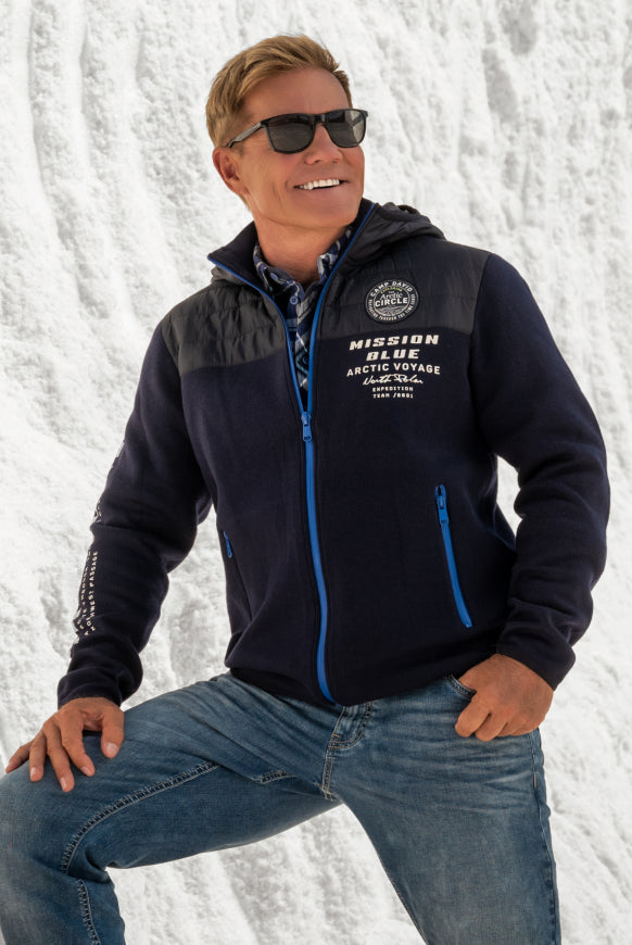 CAMP DAVID Strickjacke mit Steppkapuzeund Logo Prints