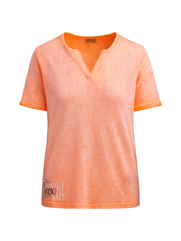 SOCCX T-Shirt mit Leinen-Optik und Rückenprint - neon apricot