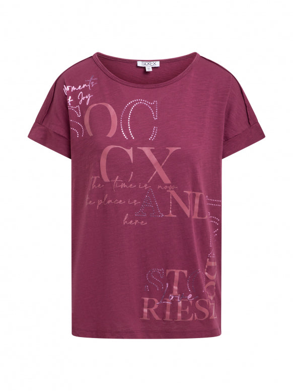 SOCCX T-Shirt mit überschnittener Schulter und Folienprint - dark cherry