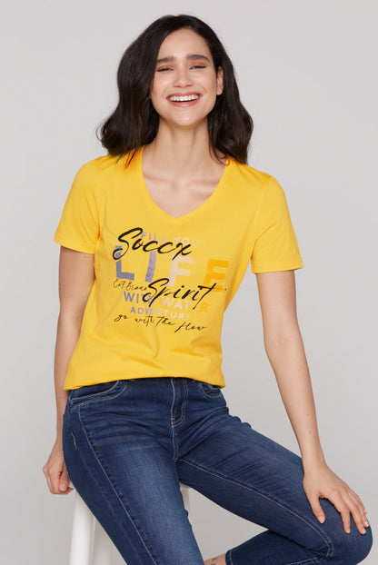 SOCCX T-Shirt mit V-Ausschnitt und Artwork - golden honey