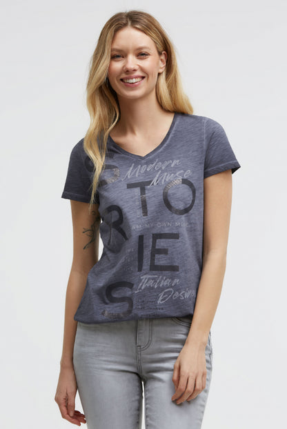 SOCCX T-ShirtV-Neck mit Folienprint und Elastiksaum - blue grey