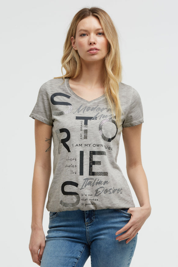 SOCCX T-ShirtV-Neck mit Folienprint und Elastiksaum - shadow