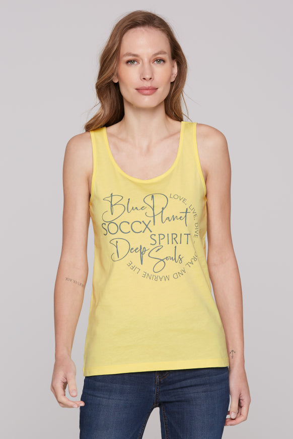 SOCCX Top mit Label Print - faded yellow