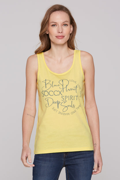 SOCCX Top mit Label Print - faded yellow